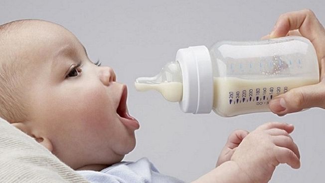 cách cho trẻ sơ sinh bú sữa
