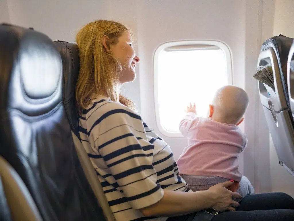 be-6-thang-di-du-lich-cung-ba-me