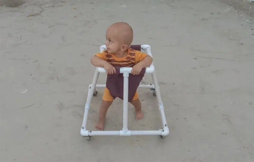 tu-che-xe-tap-di-bang-ong-nhua-cho-be