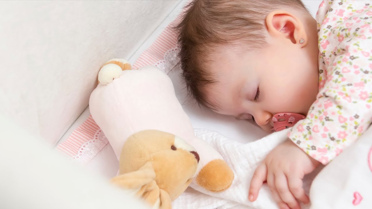 Những chiếc gối mềm mại tạo cảm giác che chở khi bé ngủ (hình minh họa)