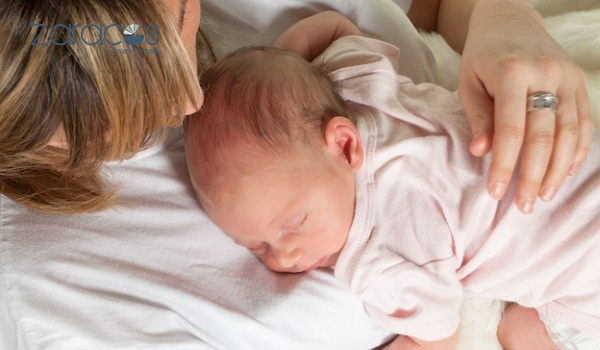 tre-so-sinh-nam-sap-ngu-tren-bung-me-tang-gan-ket