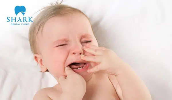 Hướng dẫn cách chăm sóc trẻ sốt mọc răng hiệu quả 11 dau-hieu-tre-sot-moc-rang