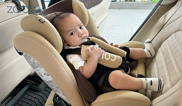 tre-ngoi-ghe-oto-quay-ve-sau-den-15-thang