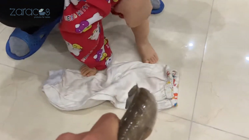 3 tháng 10 ngày cần làm gì cho bé: Mẹo chăm con của ông bà xưa 13 meo-lay-ca-loc-danh-vao-chan